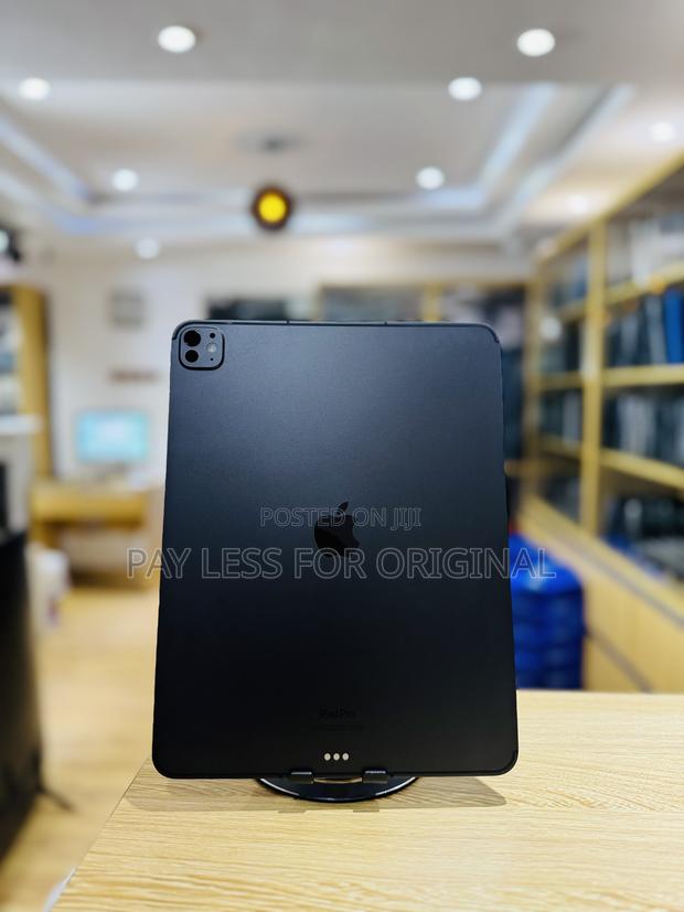 New Apple iPad Pro 13 (2024) 256 GB Gray · Photo 4