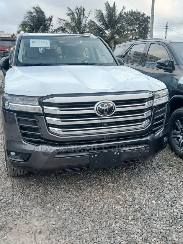 New Toyota Land Cruiser LC300 2025 Gray · Photo 1