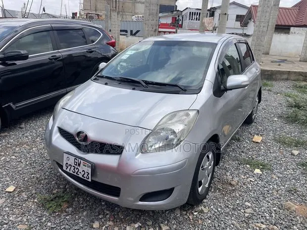 Toyota Vitz 1.5 FWD 3dr 2010 Silver · Photo 1