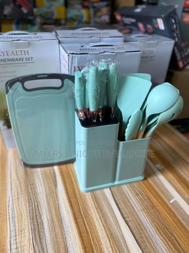 Neat 19pcs Silicon Laddle With Chopping Board · Photo 1