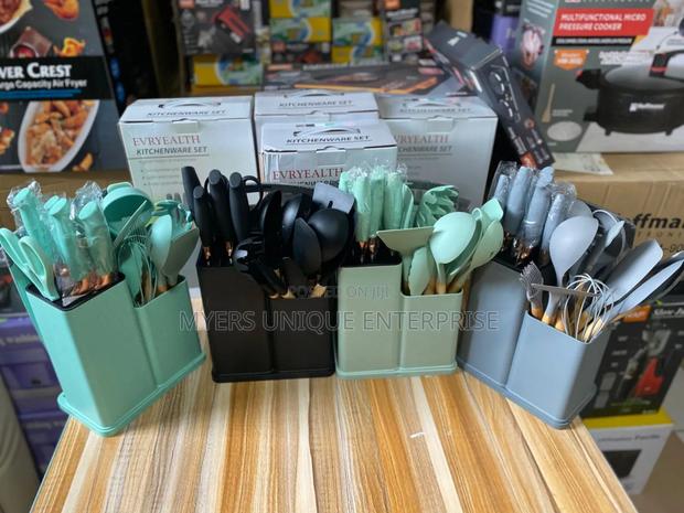 Comfortable 19pcs Silicon Laddle With Chopping Board · Photo 1