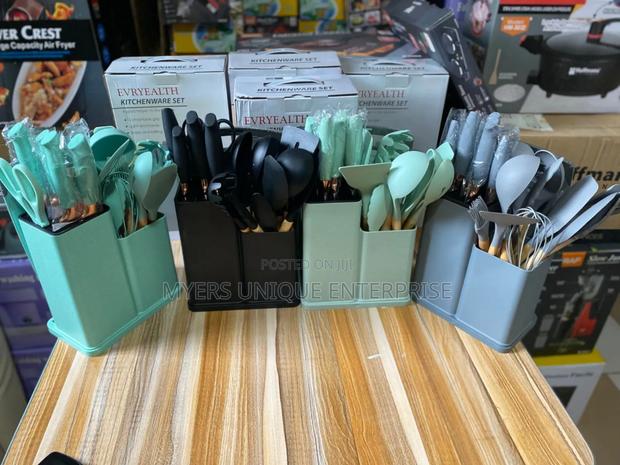Comfortable Grip 19pcs Silicon Laddle With Chopping Board · Photo 1
