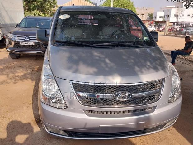 Hyundai Starex 2015 Silver · Photo 1