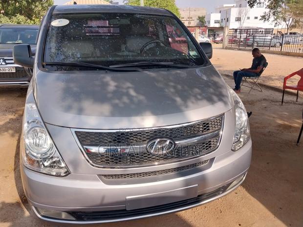 Hyundai Starex 2015 Silver · Photo 2