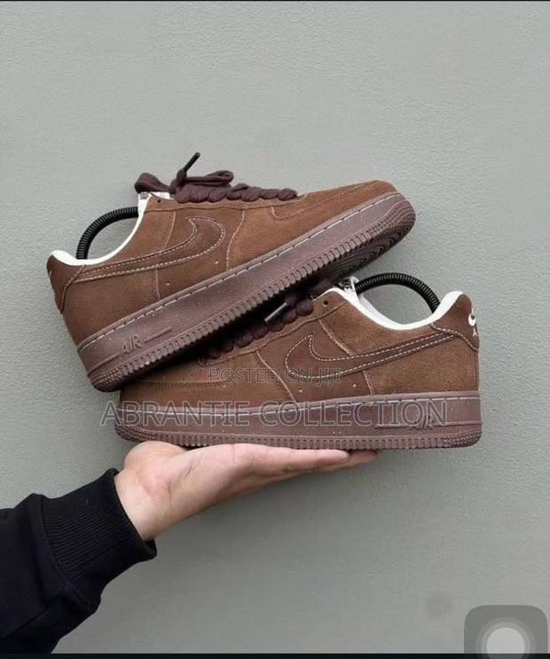 Nike Air Force 1 Brown Sneaker · Photo 1