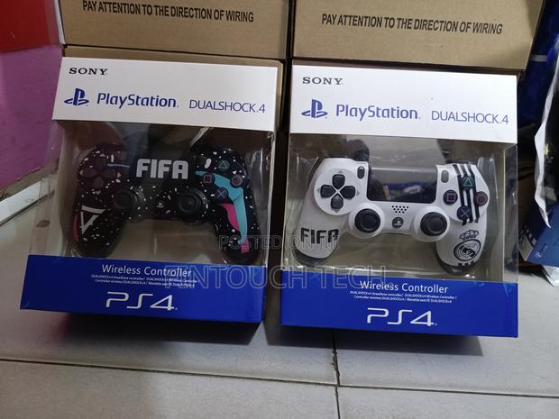 Sony Playstation Dualshock 4 Wireless Game Controller · Photo 2