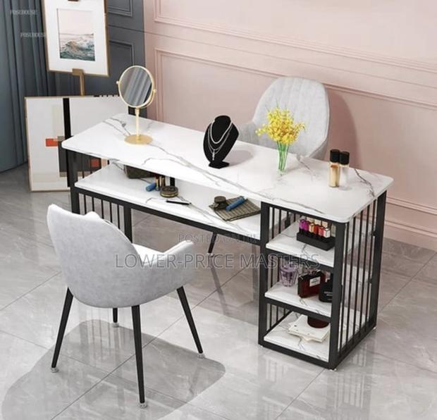 Manicure Table · Photo 1