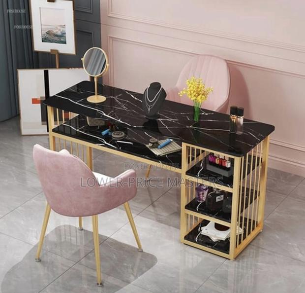 Manicure Table · Photo 2