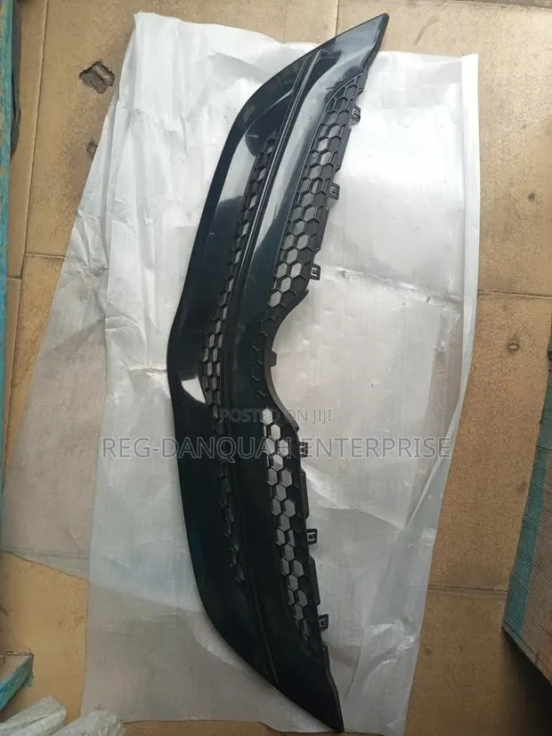 Toyota Yaris 2007-2011 Top Grille · Photo 1