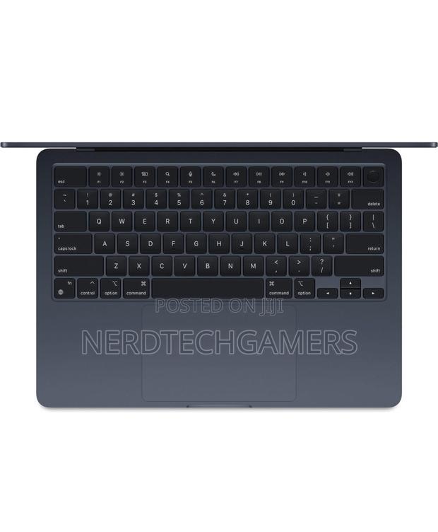 New Laptop Apple MacBook Pro 16GB Apple M3 SSD 256GB · Photo 1