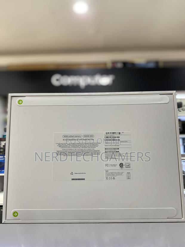 New Laptop Apple MacBook Pro 16GB Apple M3 SSD 256GB · Photo 2