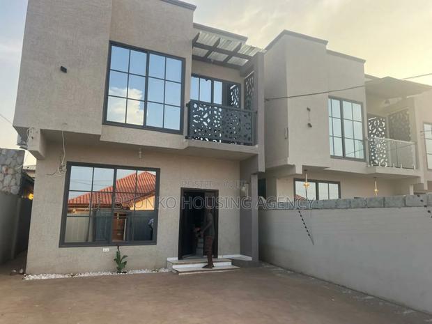 4bdrm House in Bronko Housing, Baatsona Total for rent · Photo 1
