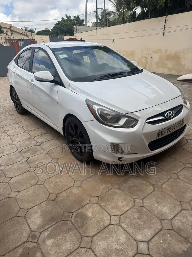 Hyundai Accent 2012 White · Photo 1