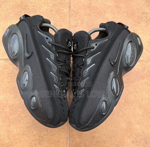 Nike Sneakers · Photo 2