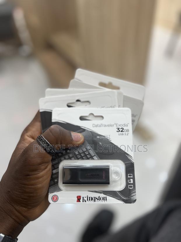Kingston Datatraveler 32GB Flash Drive · Photo 2