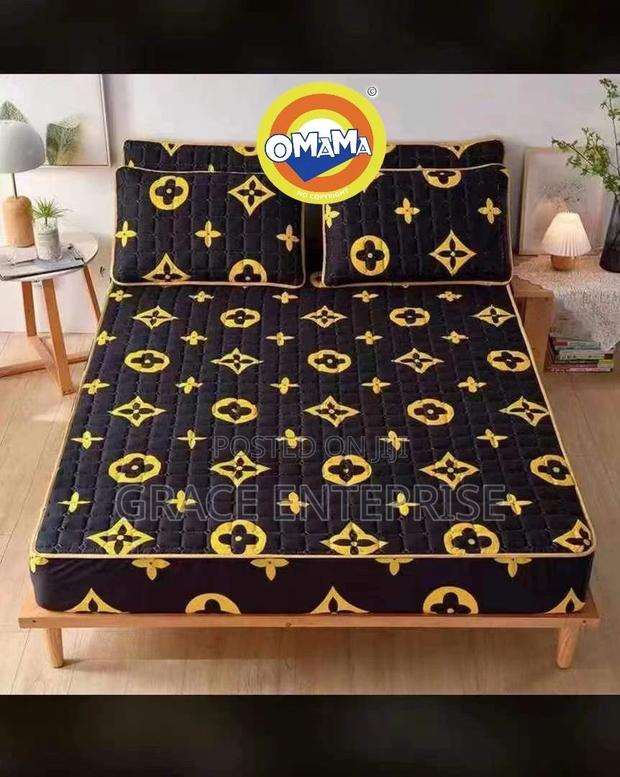 Superb Original Water Proof Bed Cover in Different Color · Photo 1