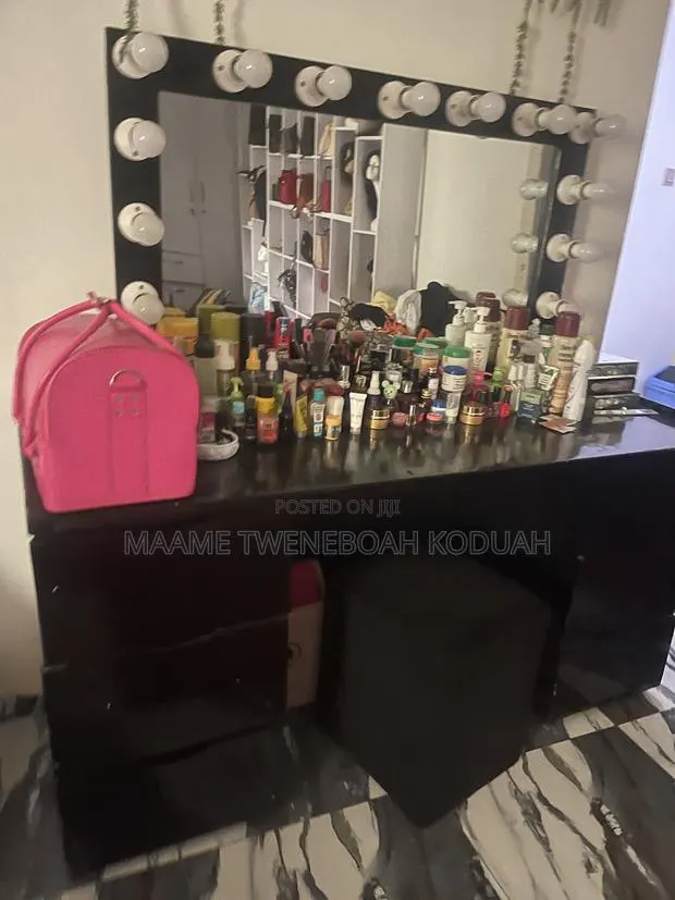 Professional Makeup Vanity Dresser Set With Cushioned Stool · Photo 1