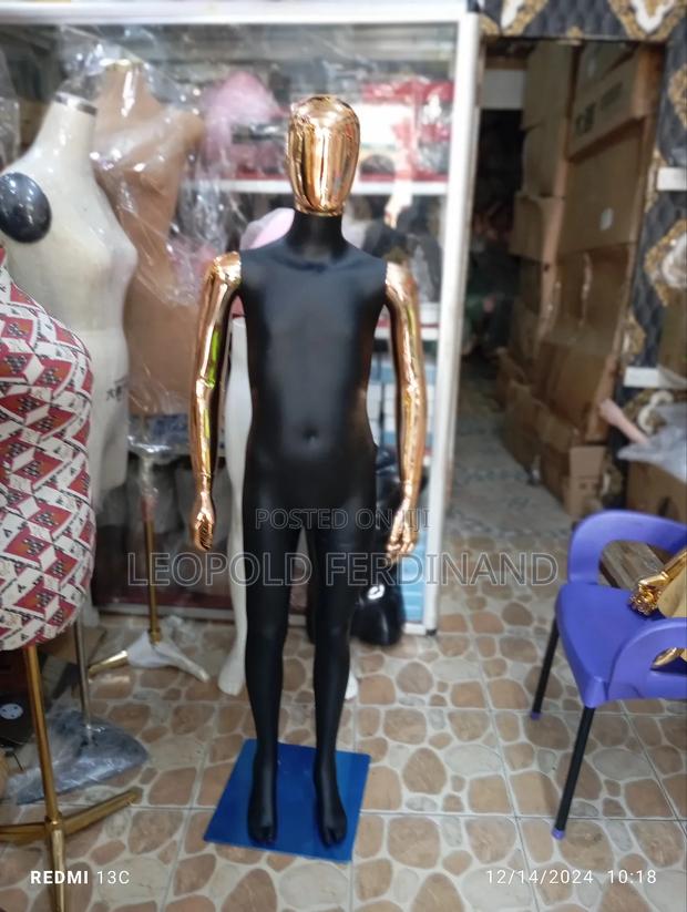 Adolescent Black Rose Gold Head and Hands Mannequins · Photo 2