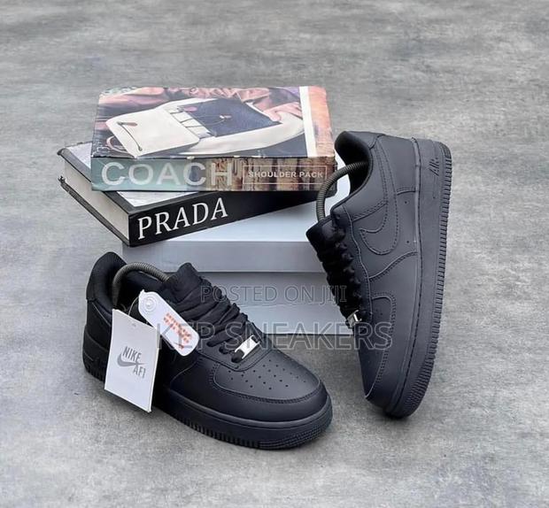 Nike Airforce 1 Triple White and Black · Photo 2