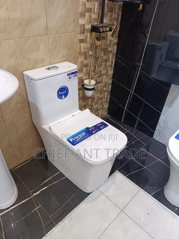 Combined Wc. Toilet Seat. 306 · Photo 1