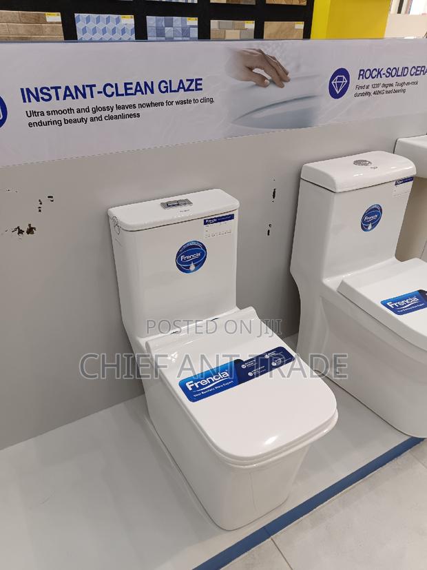 Combined Wc. Toilet Seat. 306 · Photo 2