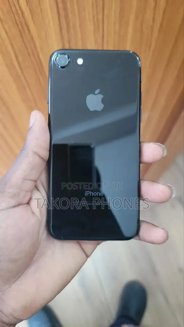 Apple iPhone 7 32 GB Black · Photo 1