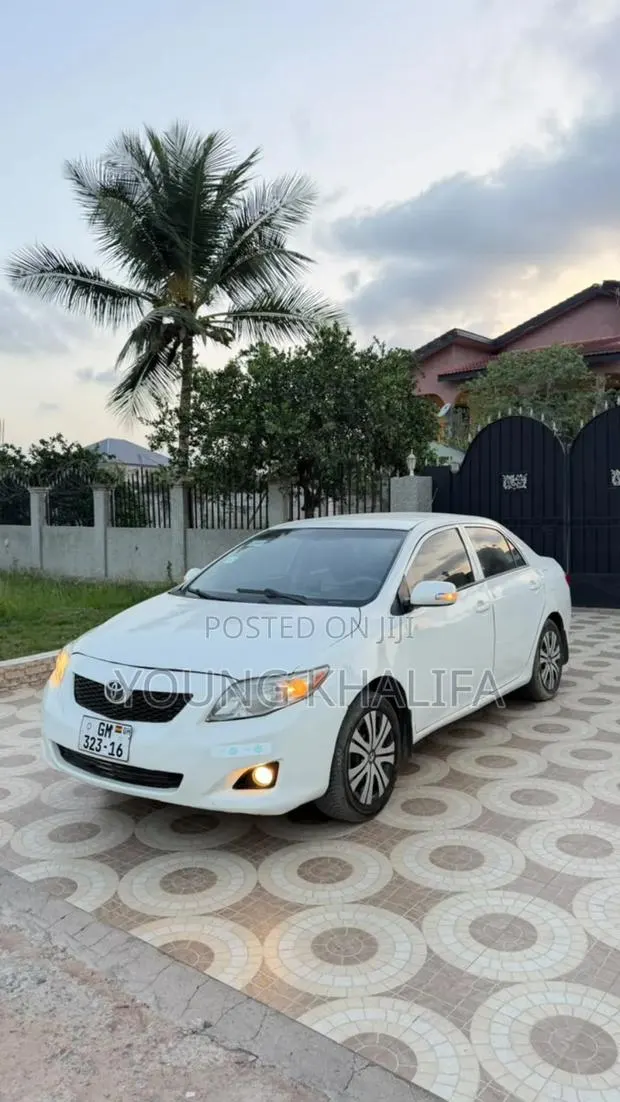 Toyota Corolla 2010 White · Photo 1