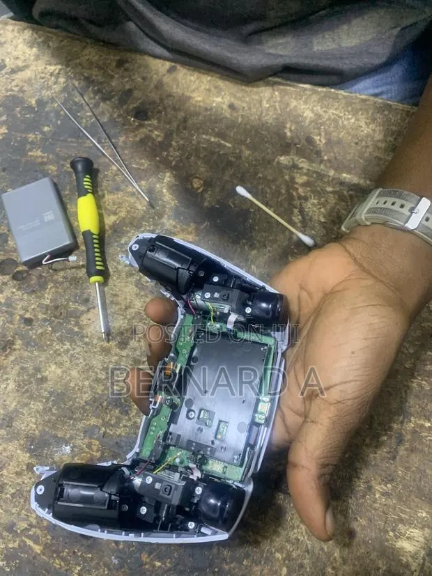 Repair Your Ps,3,4,5 Xbox Pad Here · Photo 1