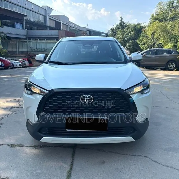 Toyota RAV4 LE 2025 White · Photo 1