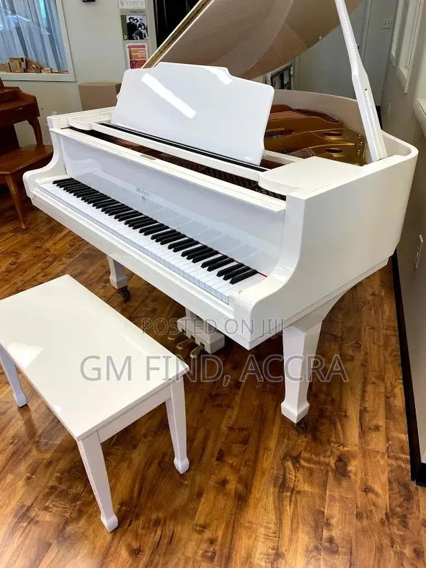Beautiful White Acoustic Grand Piano · Photo 1