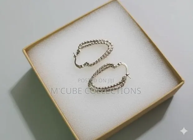 Textured Gold Heart Hoop Earrings · Photo 1