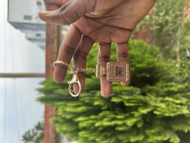 Diamond Perfume Bottle Keychain | Metal Bag Pendant Car Accessory · Photo 1