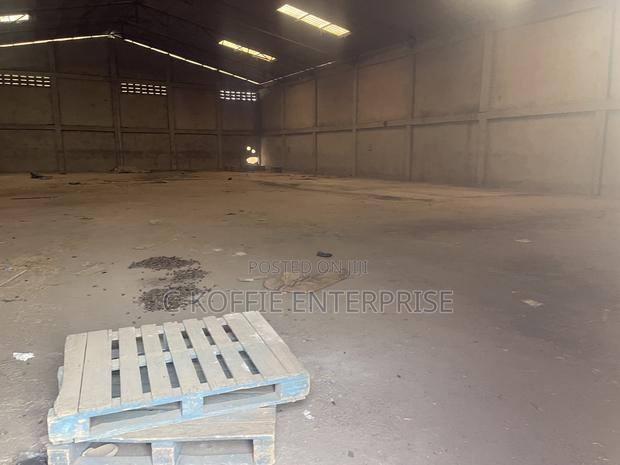 900 SQM Warehouse at Achimota · Photo 2