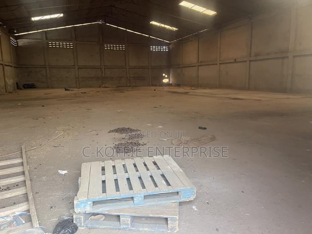 900 SQM Warehouse at Achimota · Photo 3