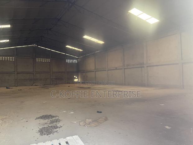 900 SQM Warehouse at Achimota · Photo 4