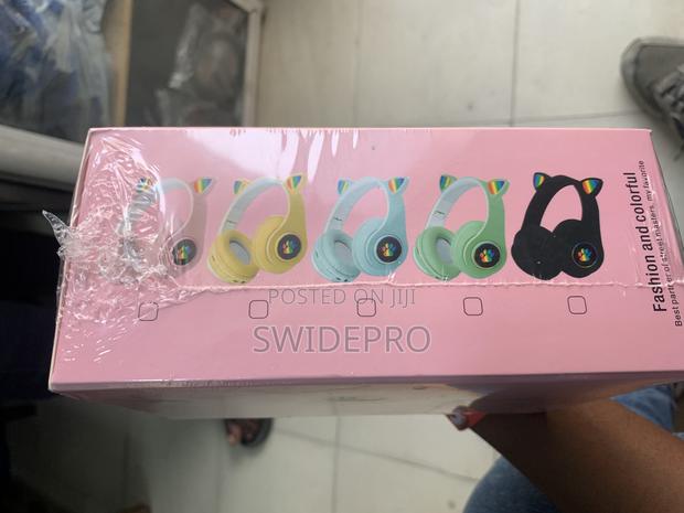 Cat Ears Bluetooth Headphones · Photo 3
