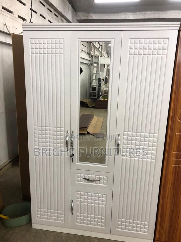 Three Doors Wardrobe With Mirror · Photo 1