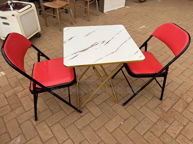 60x60 Foldable Table and Chairs · Photo 1