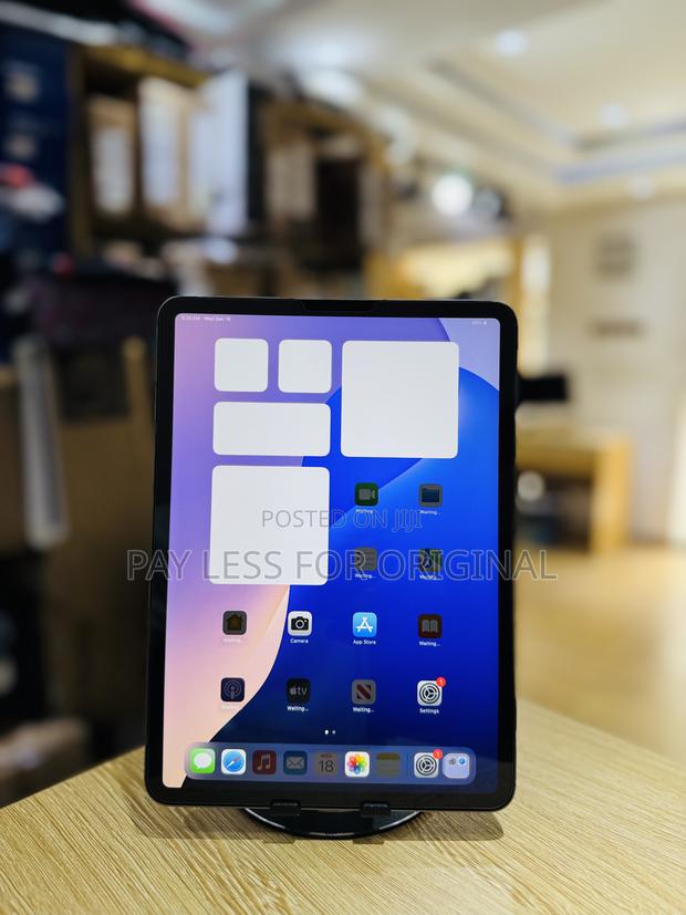 Apple iPad Pro 11 (2022) 128 GB Gray · Photo 2