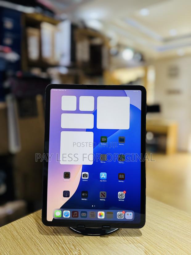 Apple iPad Pro 11 (2022) 128 GB Gray · Photo 3