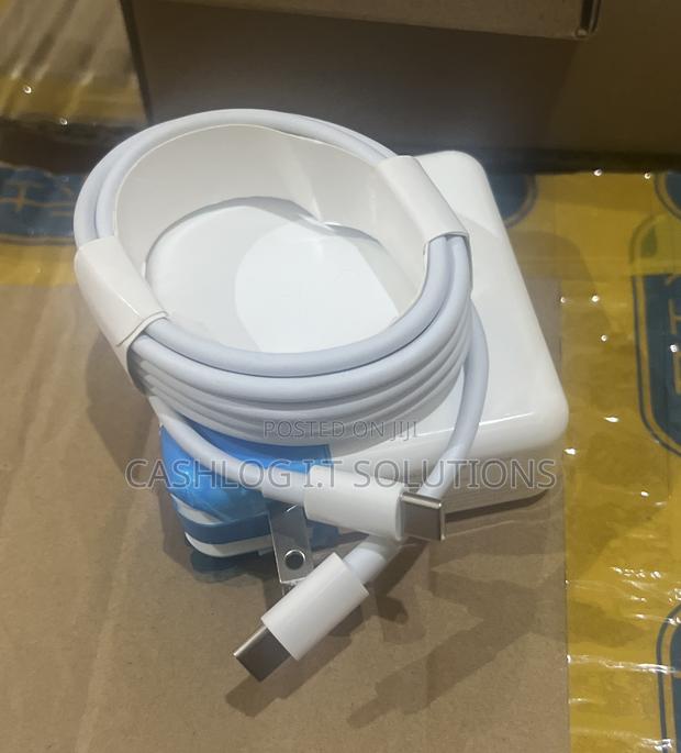 Original Macbook Type C 61watts Charger · Photo 2