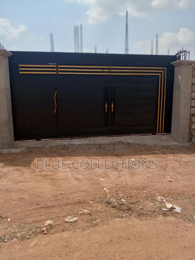 Ggalvanised Metal Gate · Photo 1
