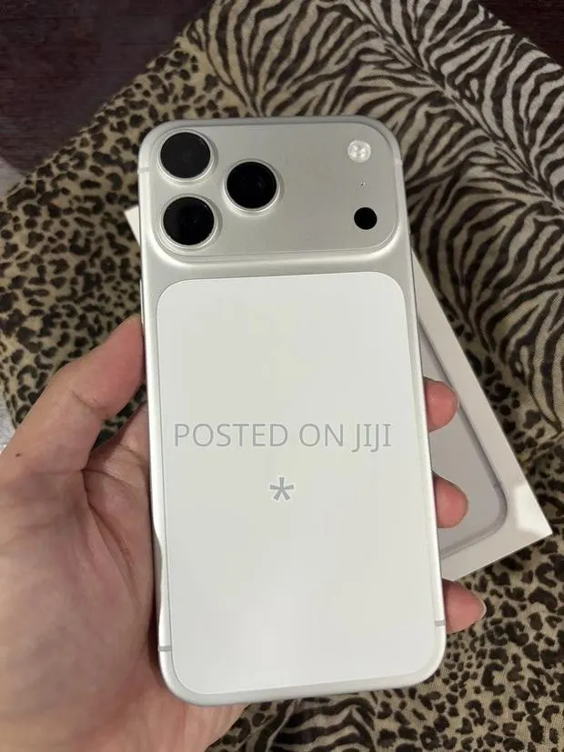 Apple iPhone 17 Pro Max 512 GB Silver · Photo 1