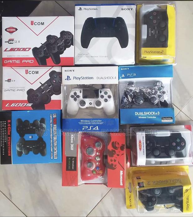 Xbox 360 Wired Controllers · Photo 2