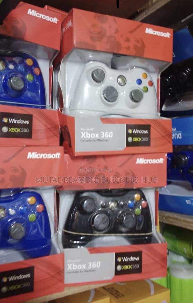 Xbox 360 Wired Controllers · Photo 3