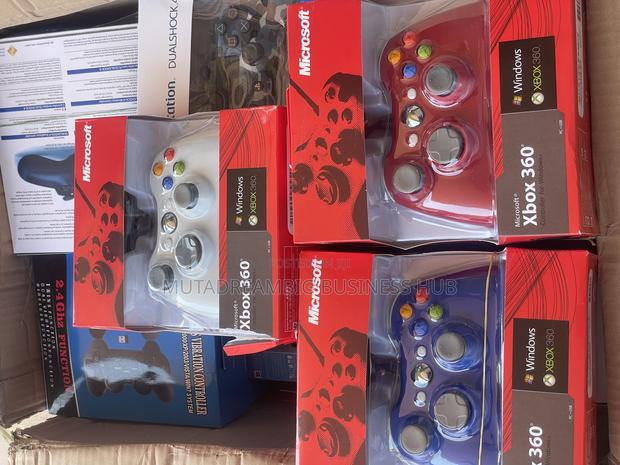 Xbox 360 Wired Controllers · Photo 4