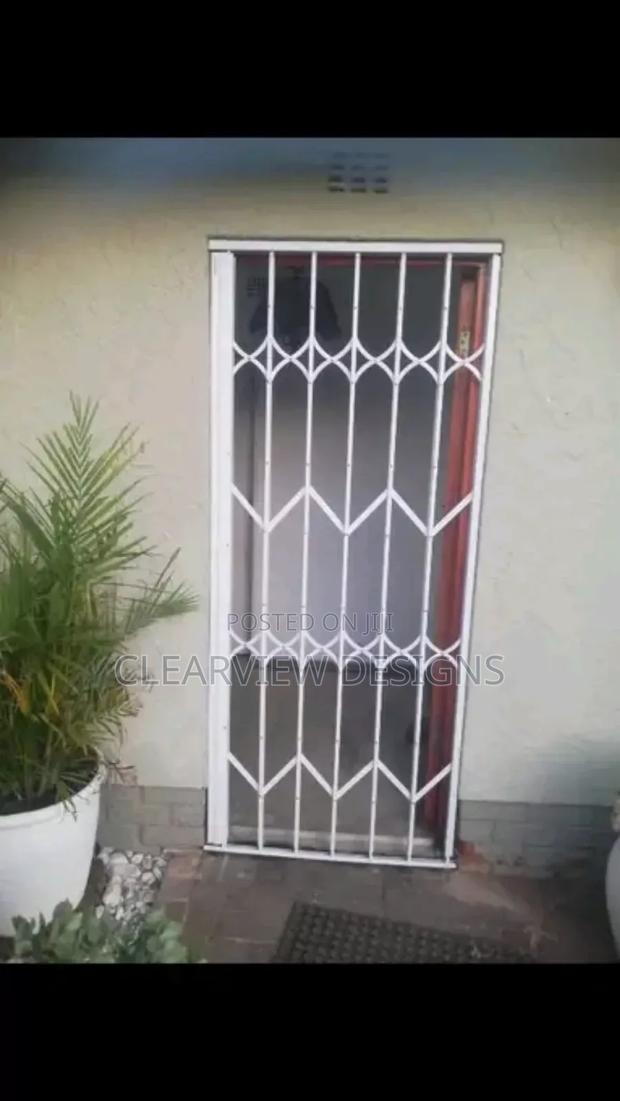 Retractable Security Door · Photo 1