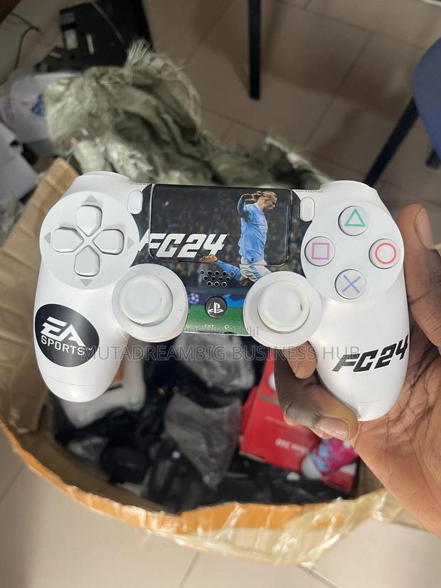 Ps4 Ps3 PS2 Controllers · Photo 3