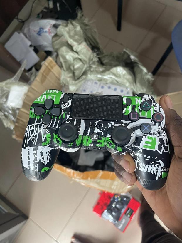 Ps4 Ps3 PS2 Controllers · Photo 7