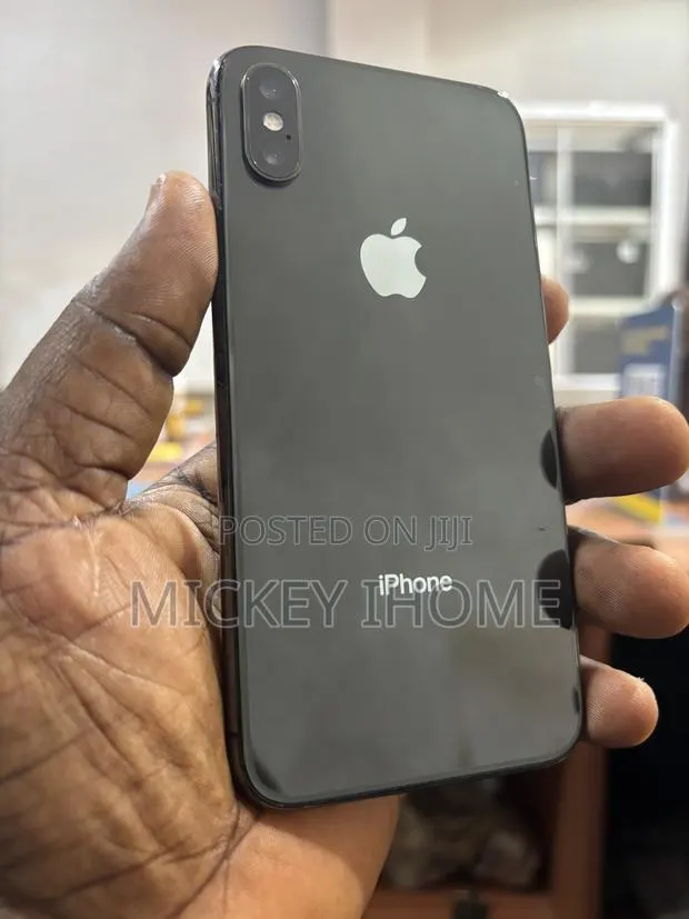 Apple iPhone XS 64 GB Black · Photo 1